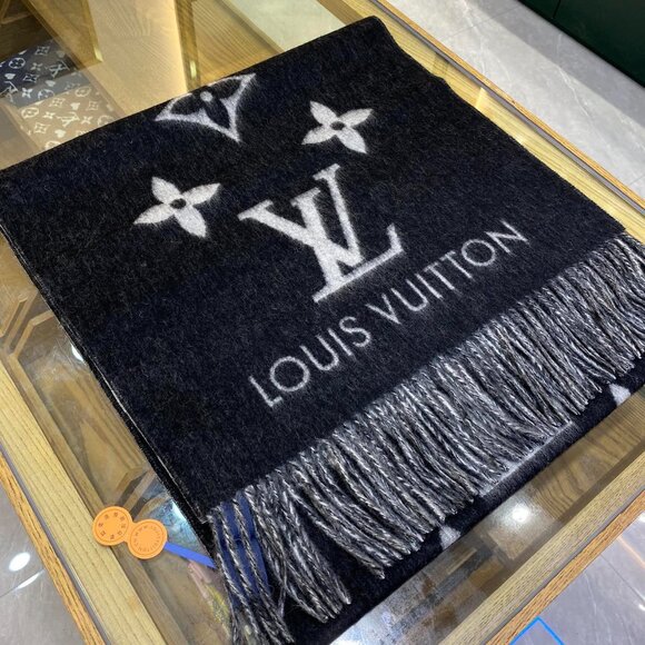 Louis Vuitton Reversible Monogram Scarf - Picture 4 of 4